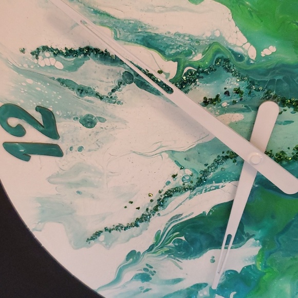 18" Circular Hand-Painted Wall Clock, Green tones, White, minimalis… - Picture 4 of 7